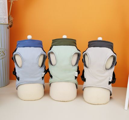 내장된 배고와 방수 물질이 있는 야외 산책용 개 코트