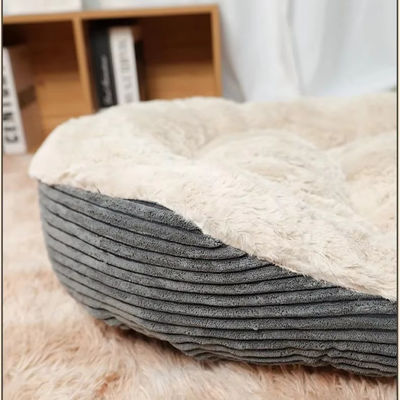 겨울에 따뜻하게 유지하기 위해 겹겹이 된 개 고양이 애완 동물 침대가 있습니다.
